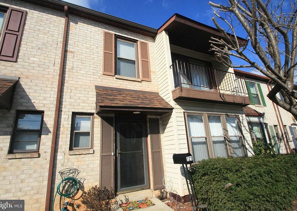 1st image of 121 Center Ct