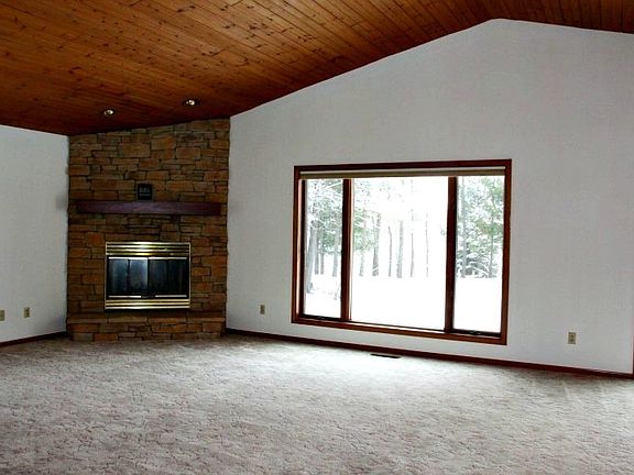 3rd image of 834 Norwich Ct