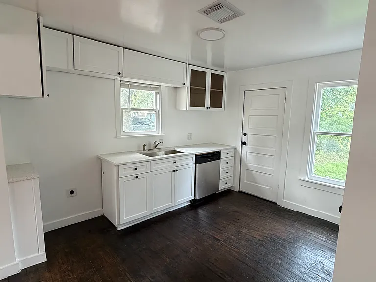 516 W Dallas St — Photo 5