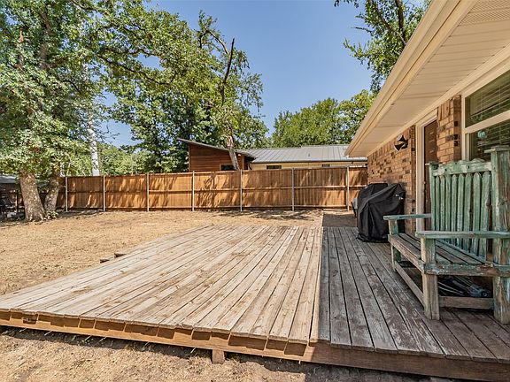 4th image of 909 Shady Oaks Dr
