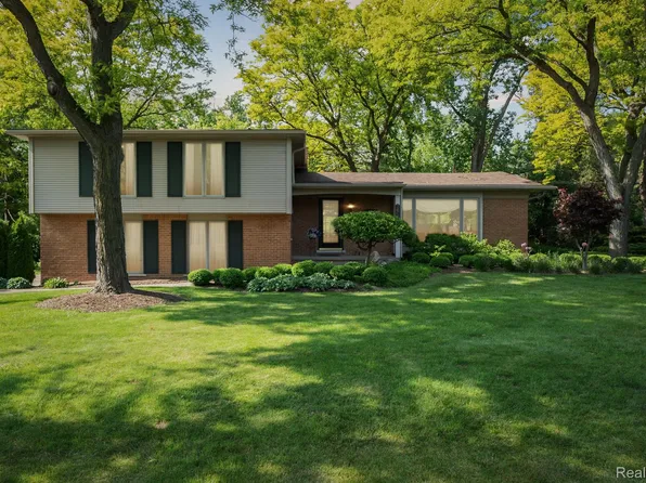 2650 Binbrooke Dr, Troy, MI 48084