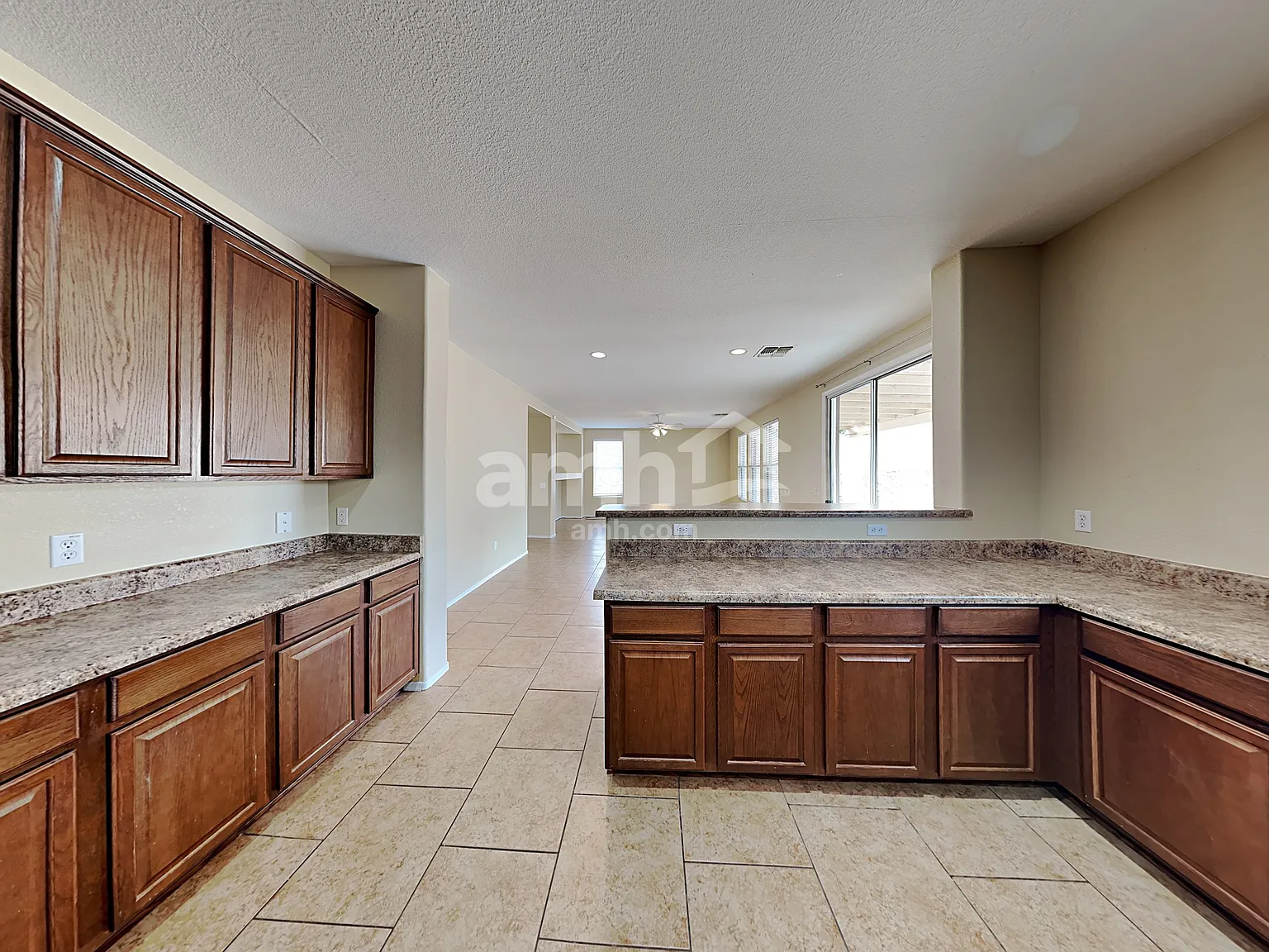 4 bed, 2.5 bath, 2862 sqft, $2,300 — Photo 4