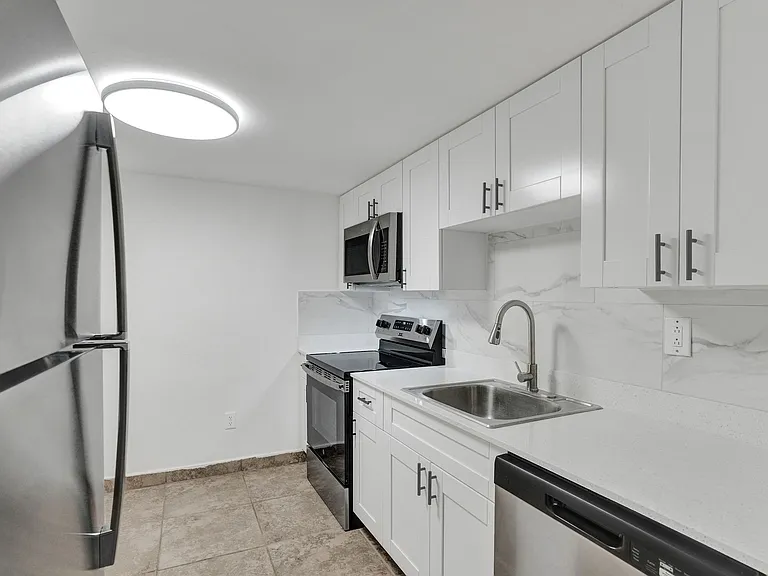 The Oaks Apartments — Photo 37