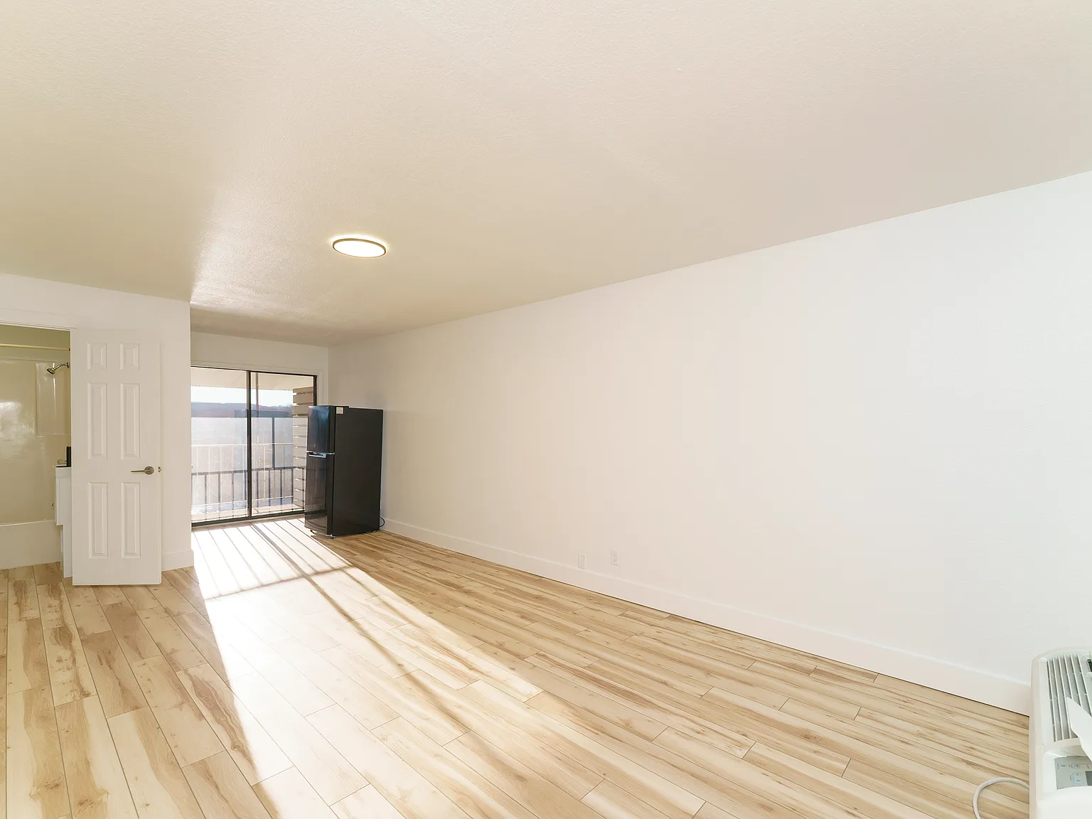 Studio, 300 sqft, $575 — Photo 2