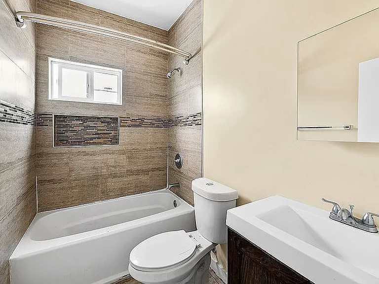 1050 W 57th St — Photo 6