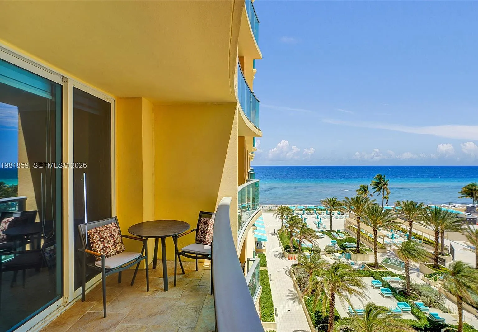 Wave Condo — Photo 1