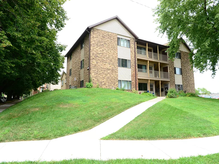 432 S Dubuque St — Photo 2