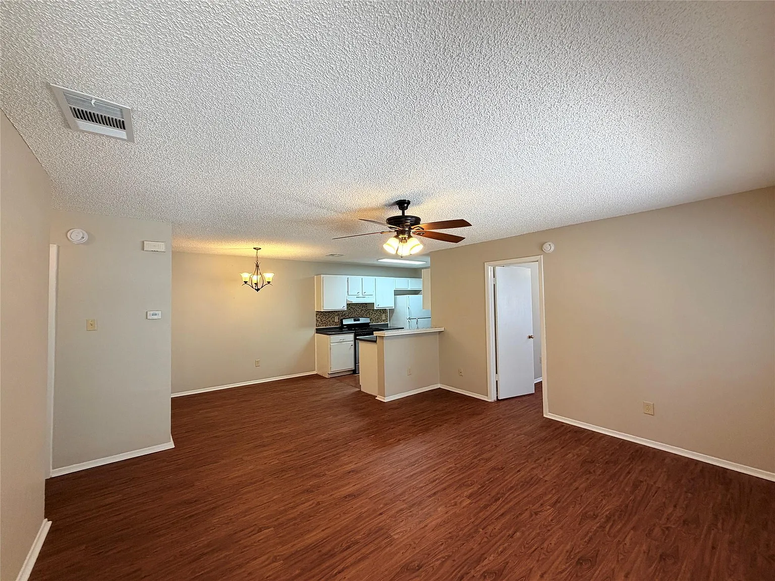 3 bed, 2.0 bath, 1000 sqft, $1,650 — Photo 3
