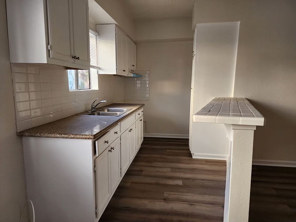 2nd image of 3036 Leeward Ave APT 11