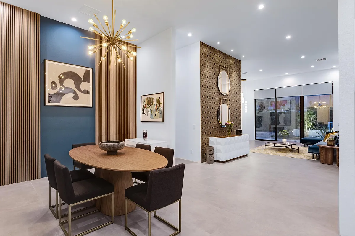 Spacious dining area with seating for six - 590 E Lindsey Dr