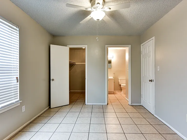 2050 S Saunders St — Photo 4
