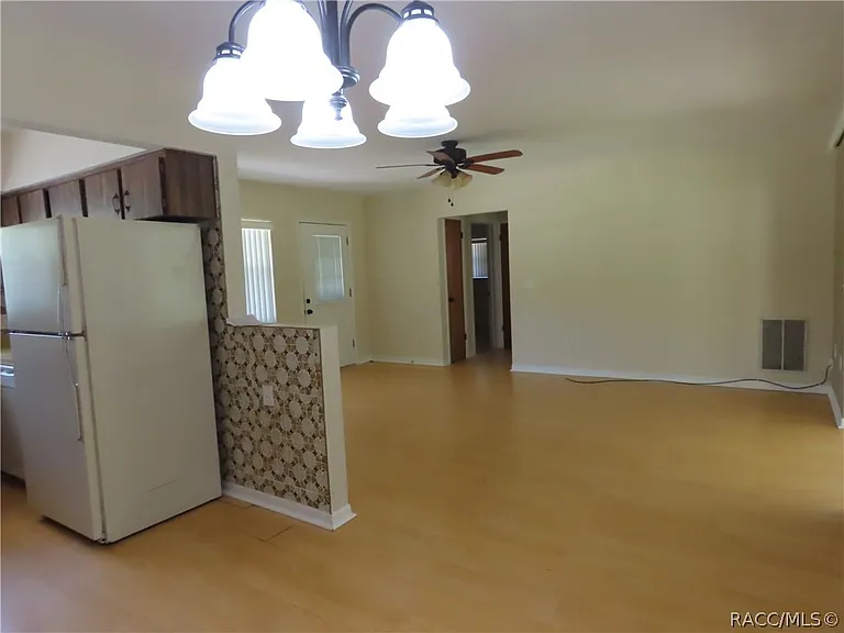 6633 E Holly St — Photo 2