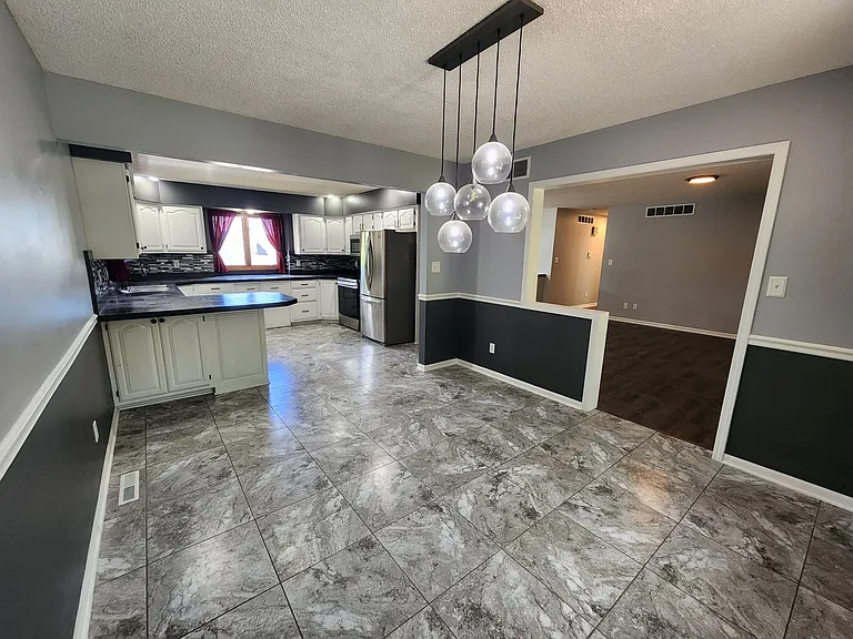 1904 Crescent Dr — Photo 3
