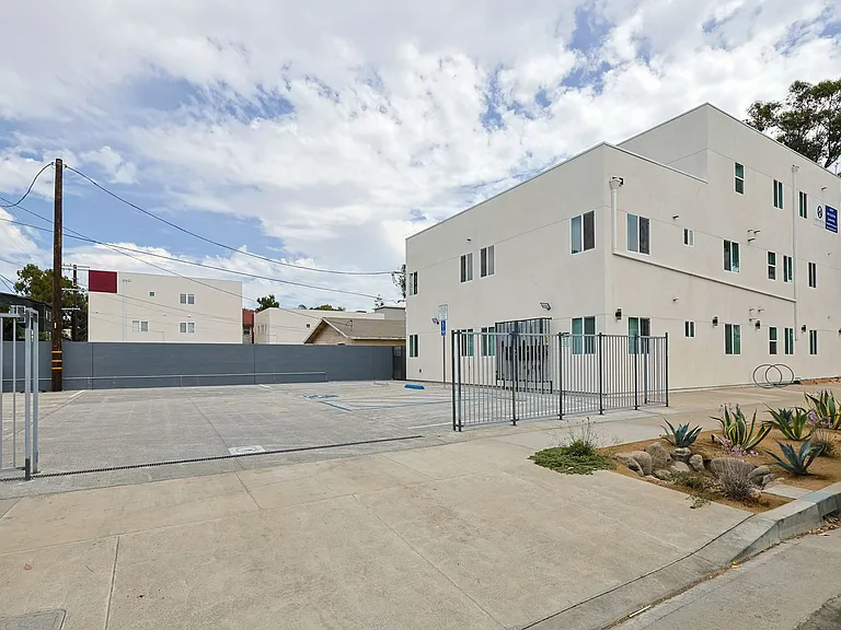 1189 W 37th Pl — Photo 15