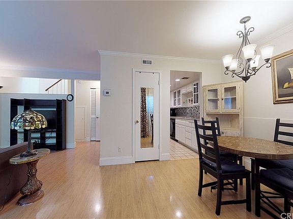 2nd image of 11818 Moorpark St Unit E