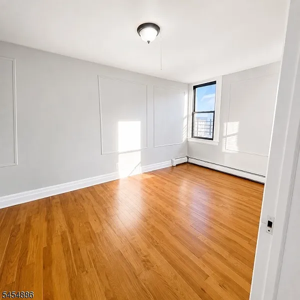 2 bed, 1.0 bath, 1305 sqft, $2,000 — Photo 4