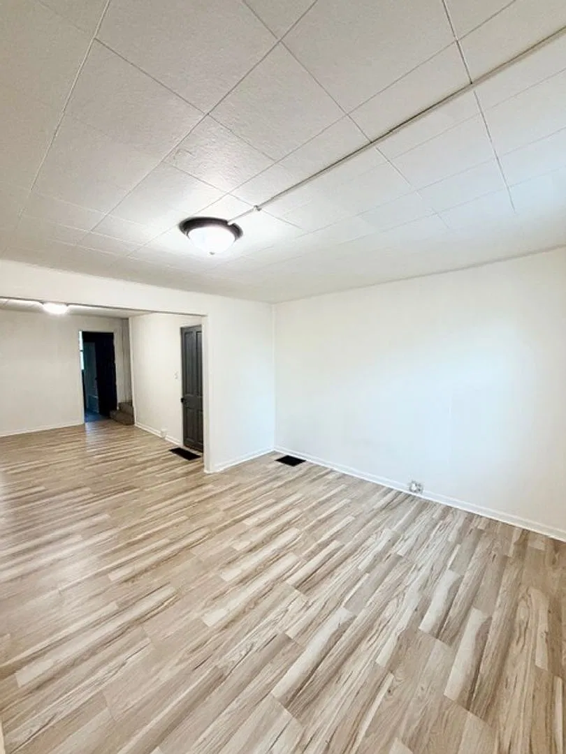 Spacious 3-Bedroom, 1-Bath Townhome for Rent! — Photo 4