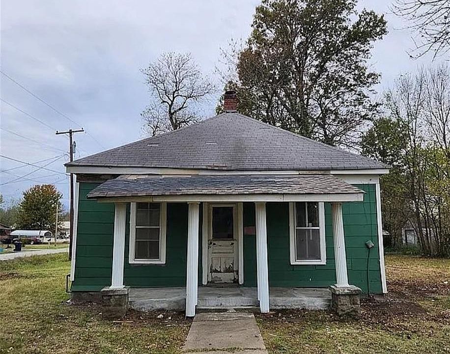 1st image of 939 S Wyandotte Ave
