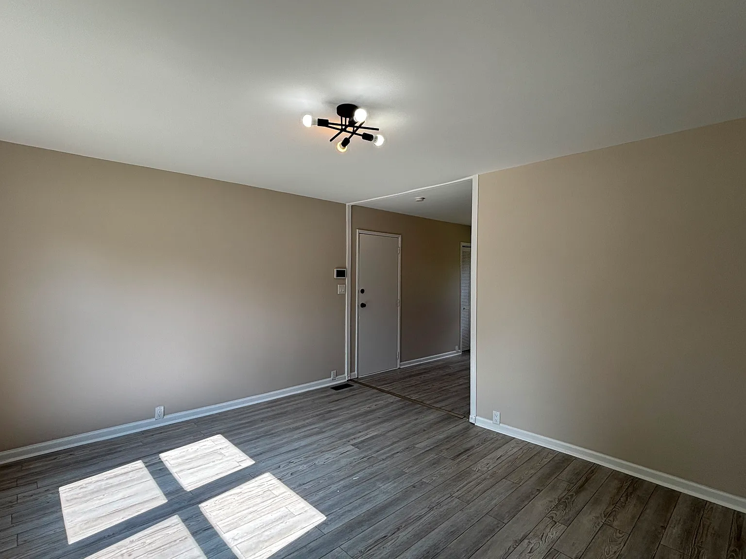 3 bed, 906 sqft, $2,400 — Photo 3