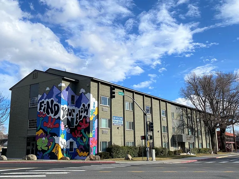 300 Holcomb — Photo 9