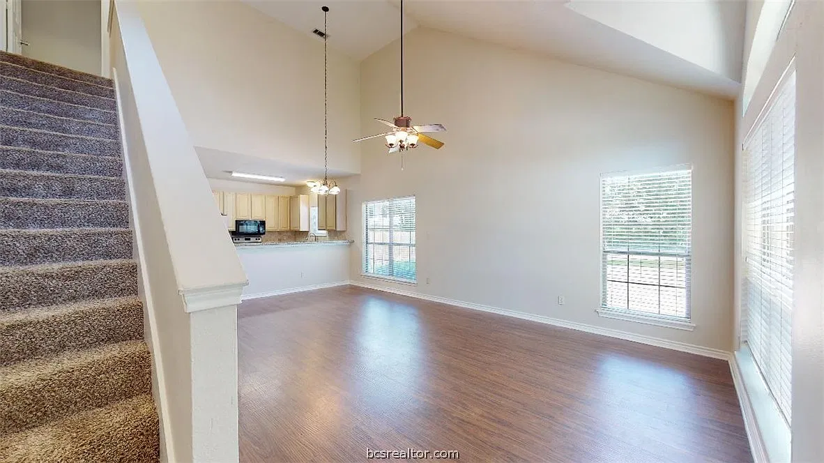 5 bed, 4.5 bath, 1598 sqft, $4,300 — Photo 2