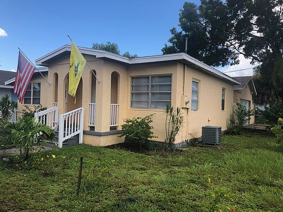 Front of house w/small stoop