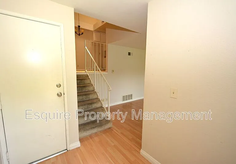 564 Rosewood Ave — Photo 2