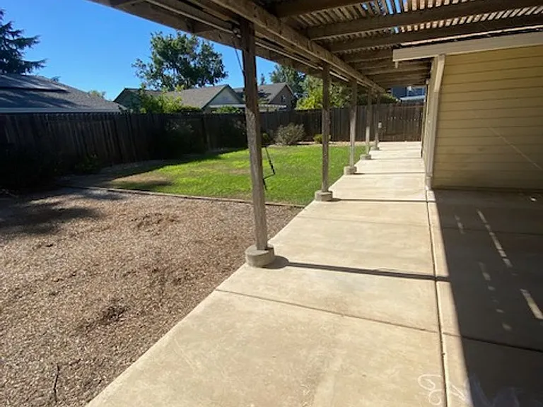 561 Amanda Ct — Photo 23