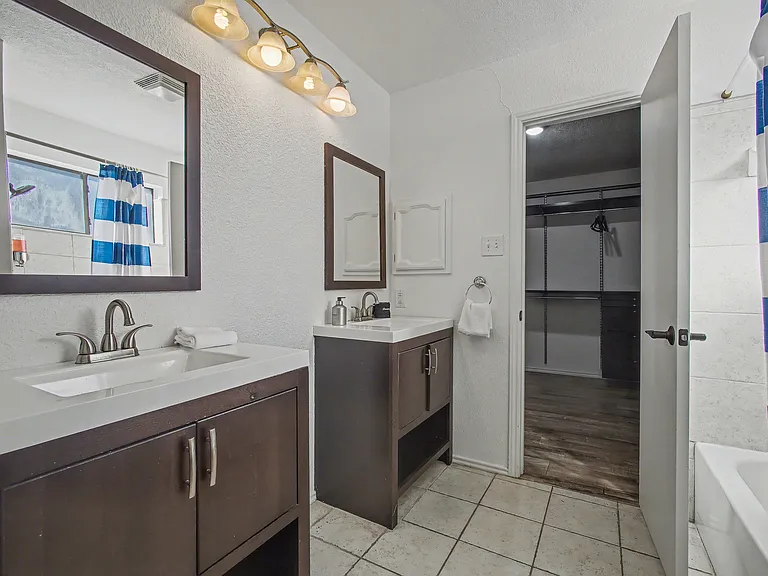 913 Sandhurst Dr — Photo 24