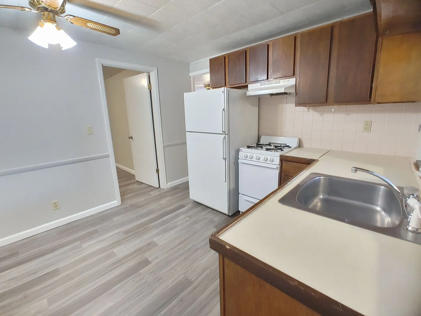 221 Robinhood Ln — Photo 3