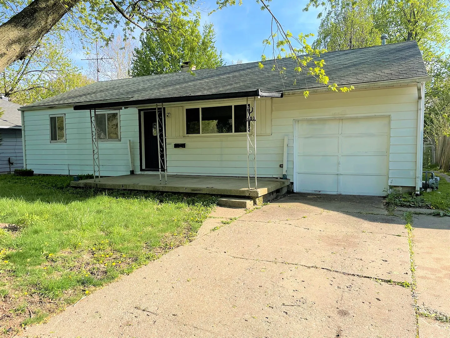 1403 Paula Dr photo 1