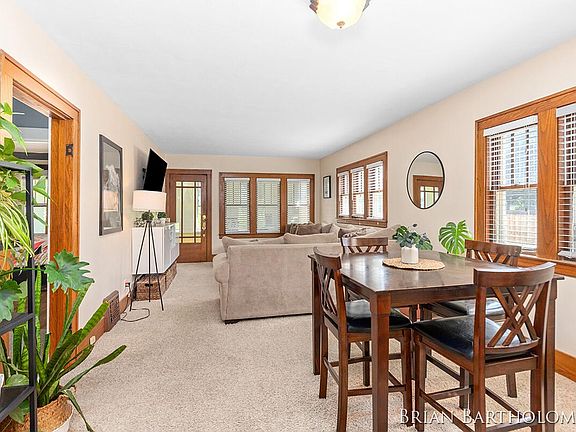 4th image of 2113 Duiker Ave NE