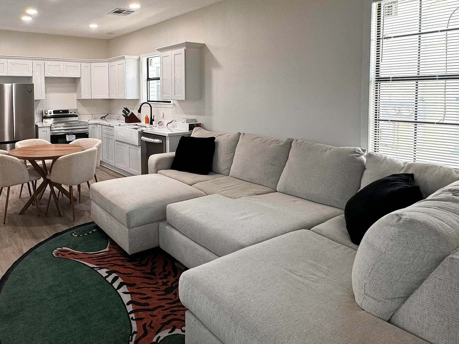 3 bed, 2200 sqft, $2,800 — Photo 2