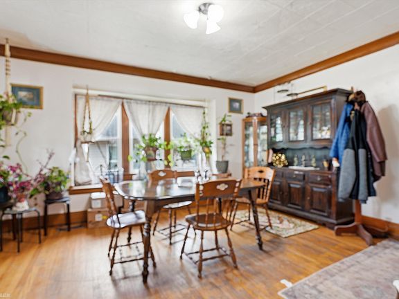 4th image of 22454 Pleasant Ave