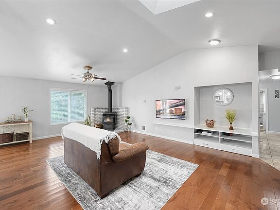 3rd image of 701 NW 1st Avenue