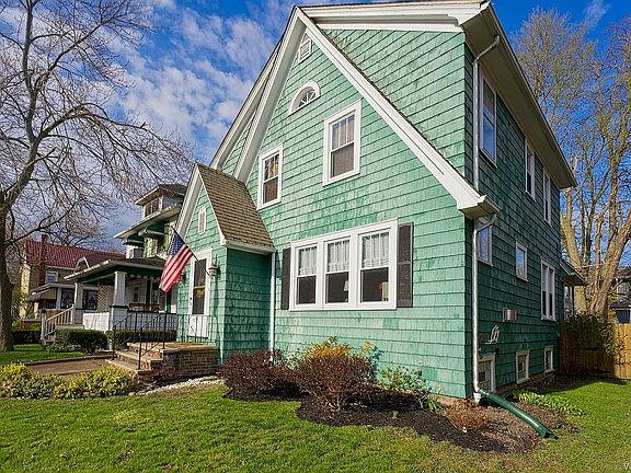 3rd image of 14 Elmwood Park W