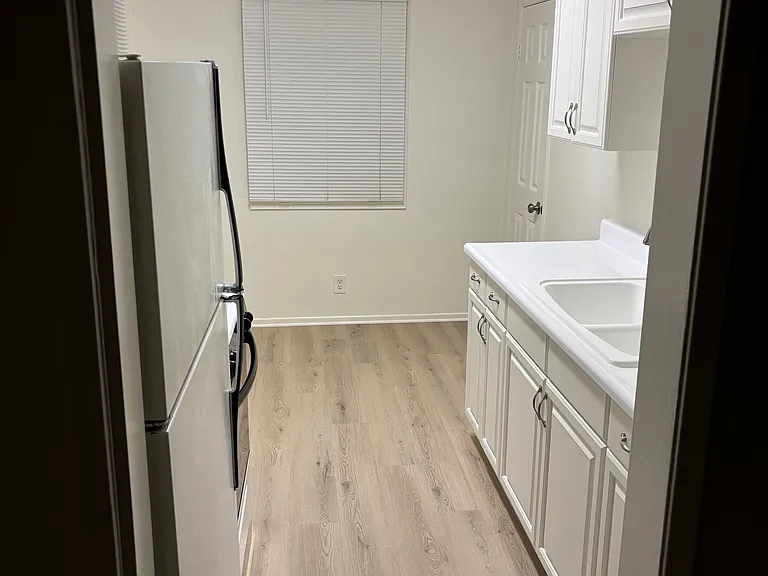 221 E Ash St — Photo 16