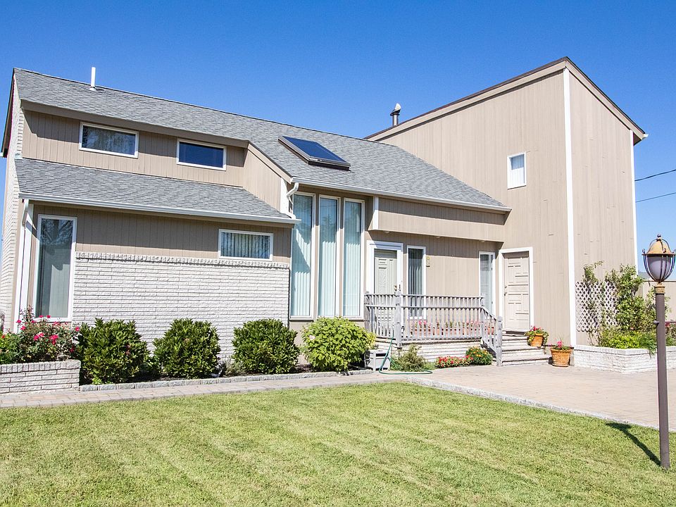 1st image of 6 Peconic Cres