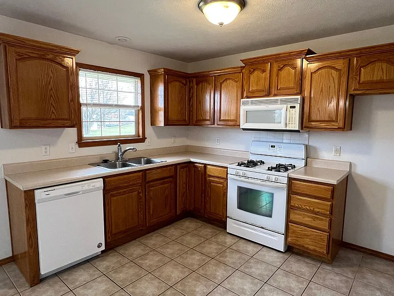 414 S Michelle Ave — Photo 4
