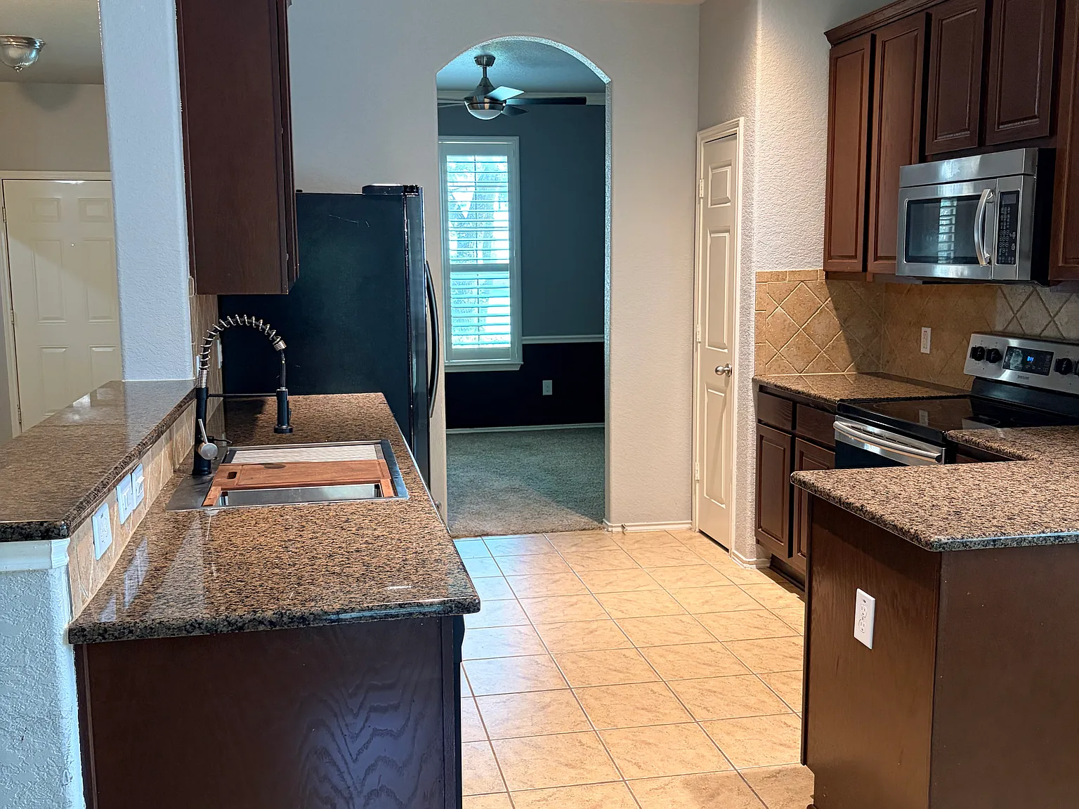 4 bed, 2.5 bath, 2191 sqft, $2,075 — Photo 2