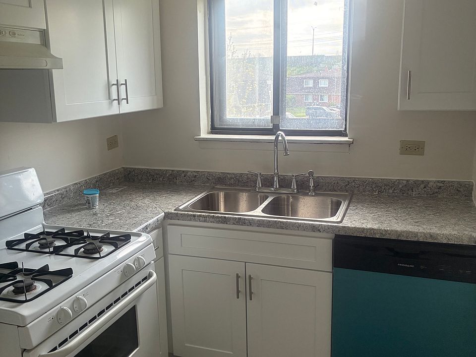 1st image of 125 Surrey Dr APT 202