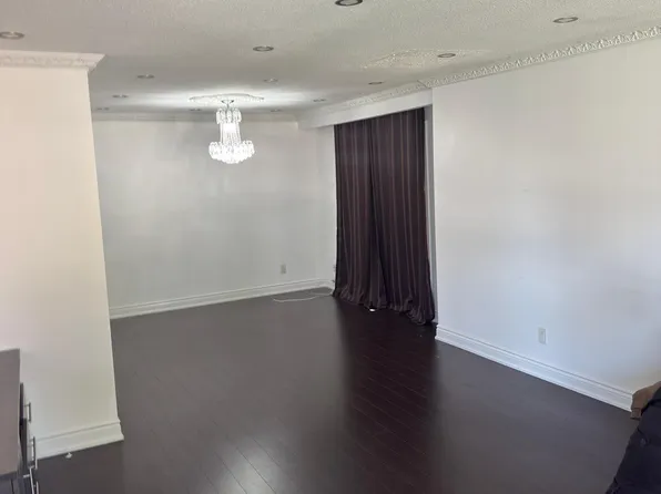 3043 Coral Dr, Mississauga, ON L4T 1Z2