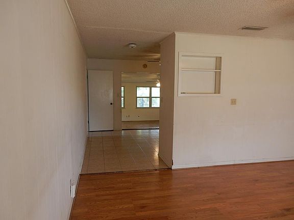 4th image of 388 Northwest Dr