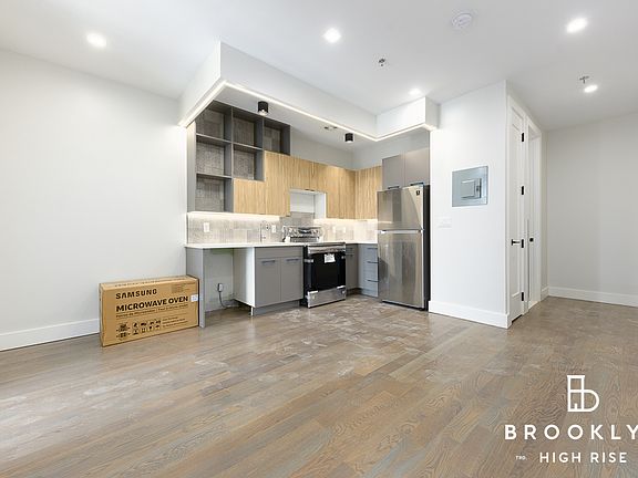 2nd image of 1692 Pacific St #3B