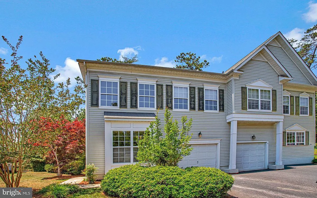 3 bed, 3.5 bath, 3059 sqft, $2,600 — Photo 1