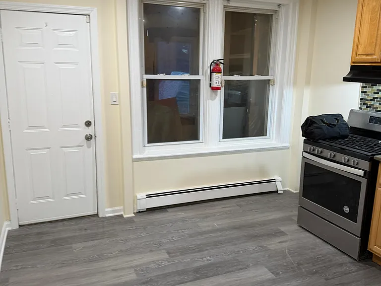 208 E 16th St #1 — Photo 4