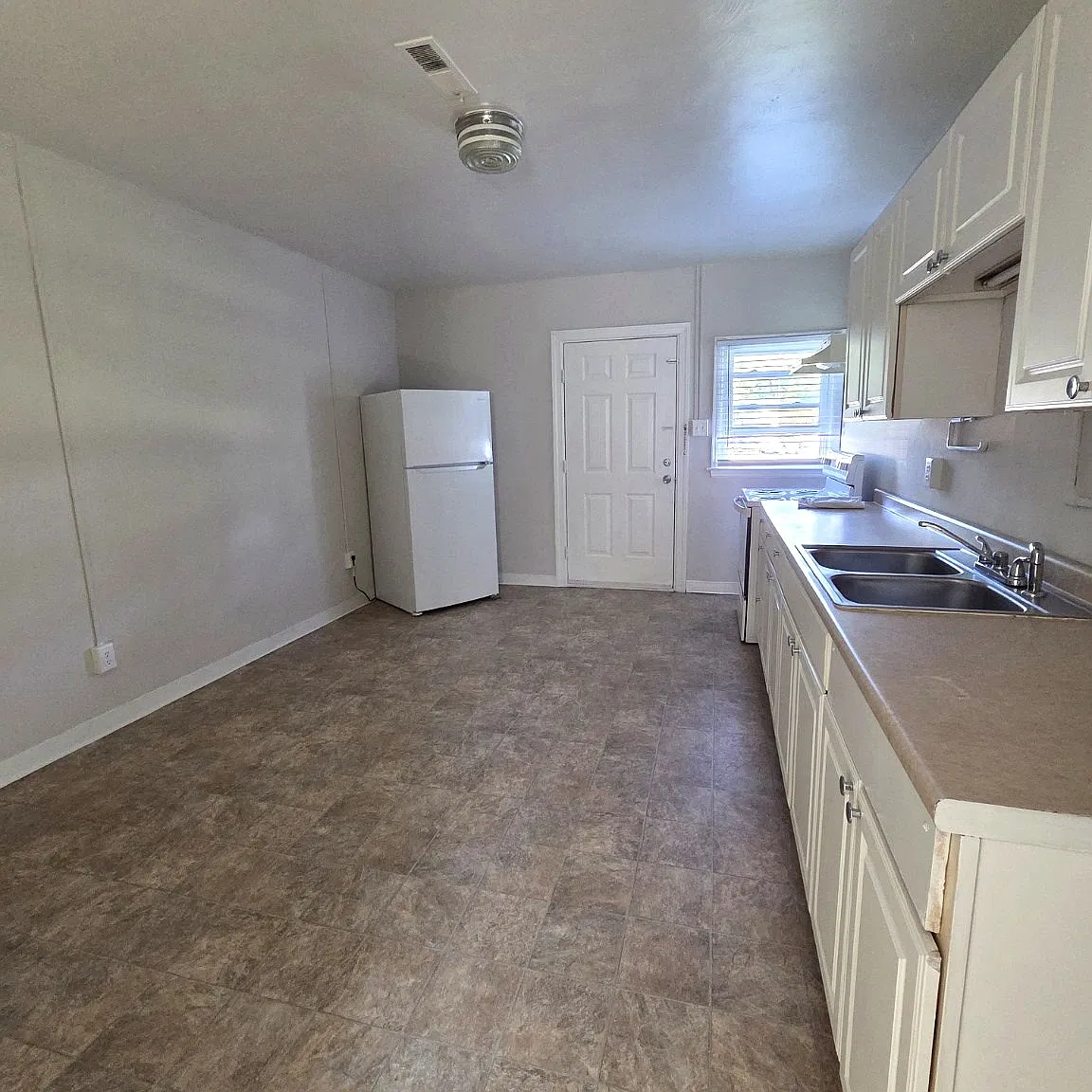 2 bed, $1,100 — Photo 3