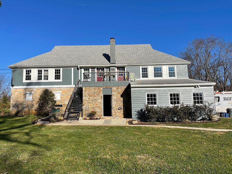 Carriage House - Apartment located on top right hand side.