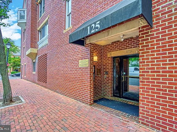 4th image of 125 N Lee St #401