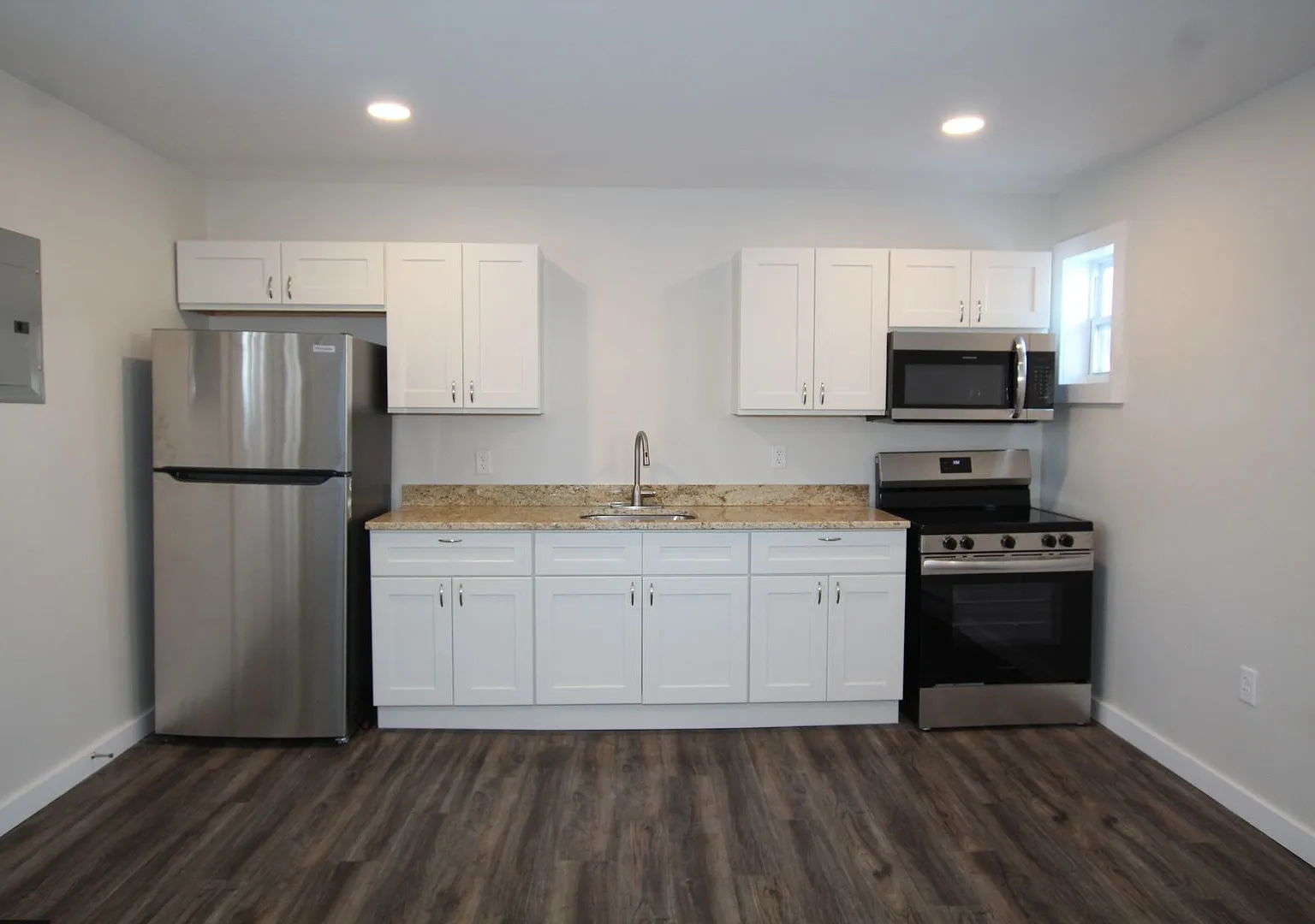 Free 1 Month Rent!! Beautifully Remodeled And Completed 1 Bedroom Apartment — Photo 3